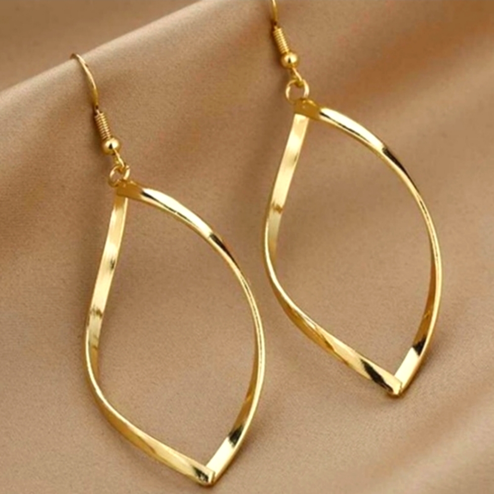 🌟 Gold tone Fashion Hollow-Out alloy Earrings 🌟 - Picture 2 of 6